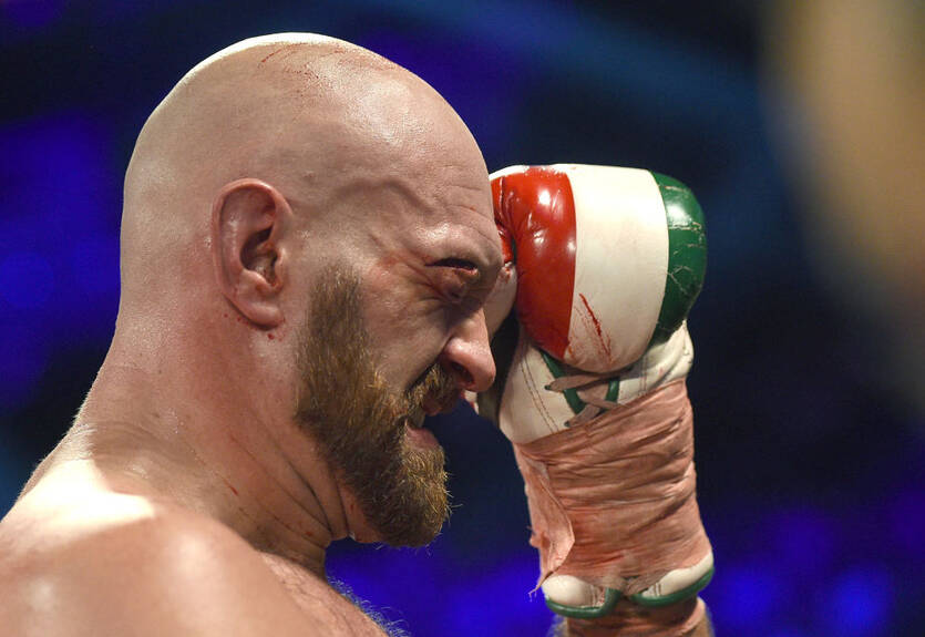 Фьюри госпитализирован после боя с Уаллином