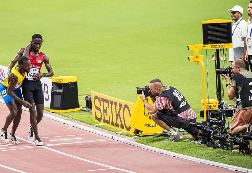 Бегун из Гвинеи-Бисау совершил достойный поступок во время забега на ЧМ Бегун из Гвинеи-Бисау совершил достойный поступок во время забега на ЧМ