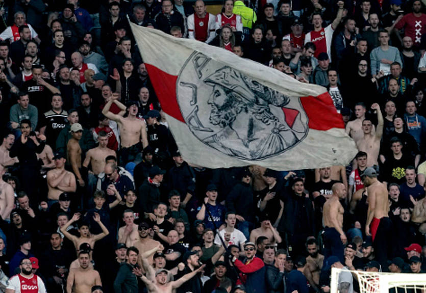 Фанаты Аякса сделали пенную ванну из городского фонтана Фанаты Аякса сделали пенную ванну из городского фонтана