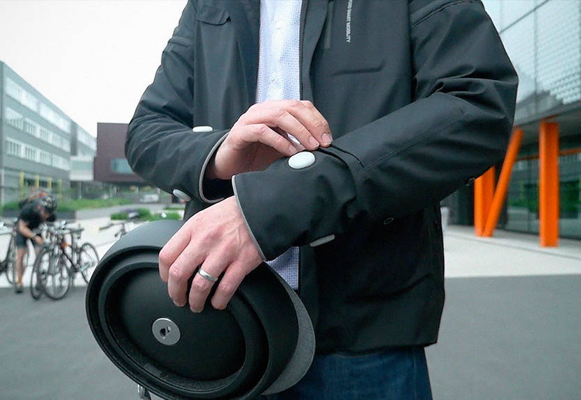 Прощайте, стоп и повороты: умная куртка от Ford, которая заменит велосвет