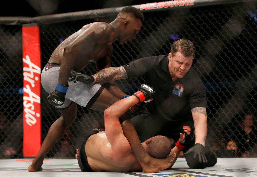 Адесанья отправил в нокаут Уиттакера в бою за титул чемпиона Адесанья отправил в нокаут Уиттакера в бою за титул чемпиона