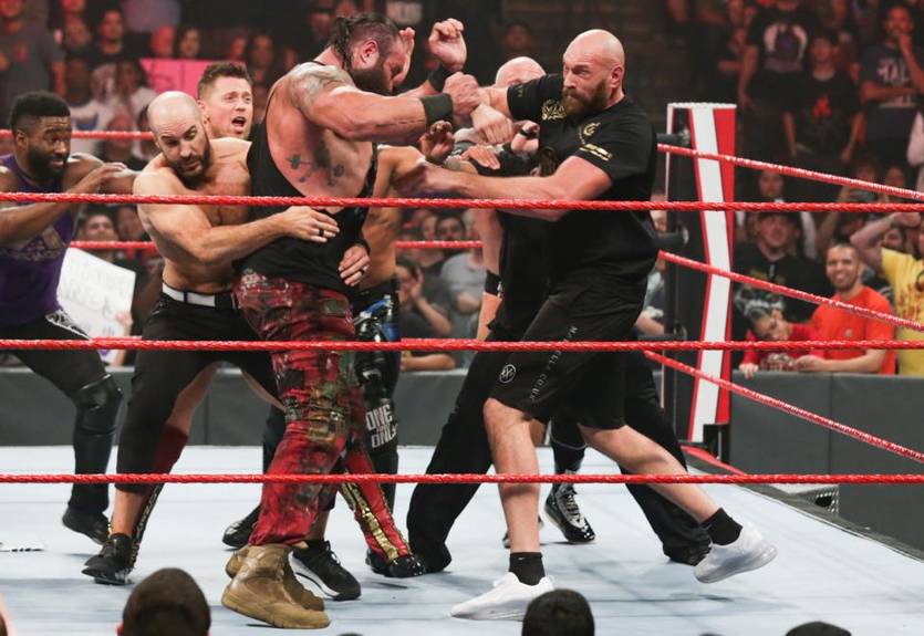 Фьюри подрался с рестлером на шоу WWE, после чего их разнимала вся раздевалка Фьюри подрался с рестлером на шоу WWE, после чего их разнимала вся раздевалка