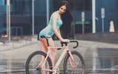Советы женщинам: как ездить на велосипеде в городе и оставаться красивой