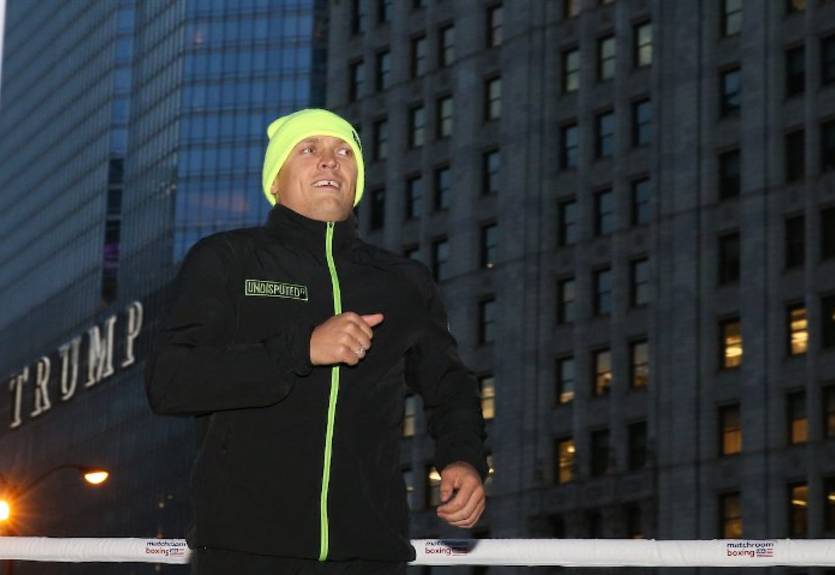 Побоксировал на фоне Trump Tower: Усик провел тренировку в центре Чикаго