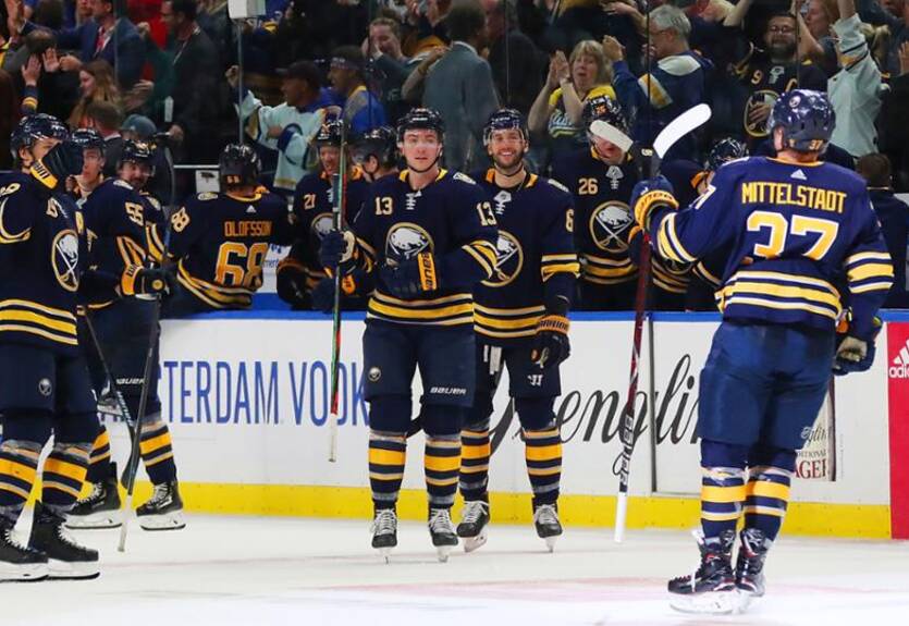 НХЛ: Каролина пятый раз выиграла, победы Баффало и Анахайма