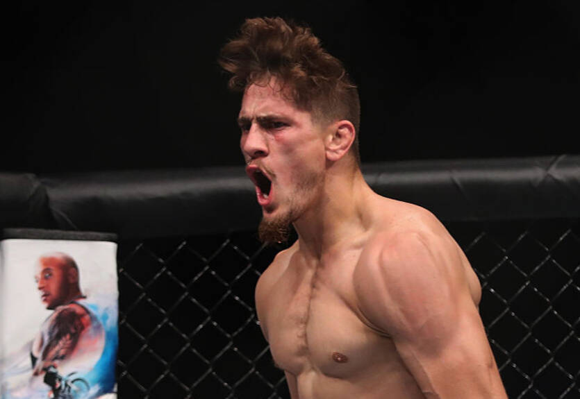 Боец UFC невероятным ударом победил фаворита боя Боец UFC невероятным ударом победил фаворита боя