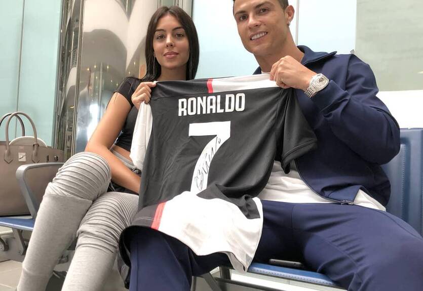 Девушка Роналду сделала из футболиста Джеймса Бонда и поздравила с 700-м голом