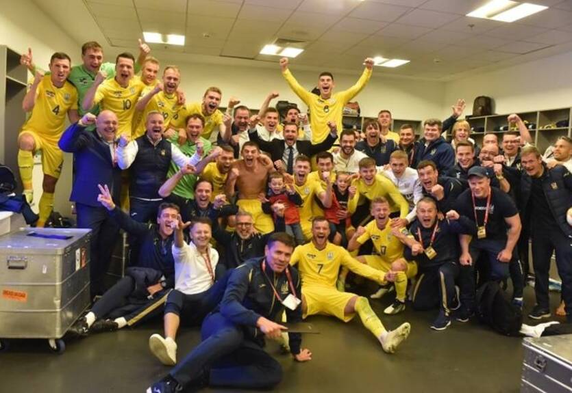 Сборная Украины поделилась эксклюзивным видео из раздевалки после выхода на Евро-2020 Сборная Украины поделилась эксклюзивным видео из раздевалки после выхода на Евро-2020