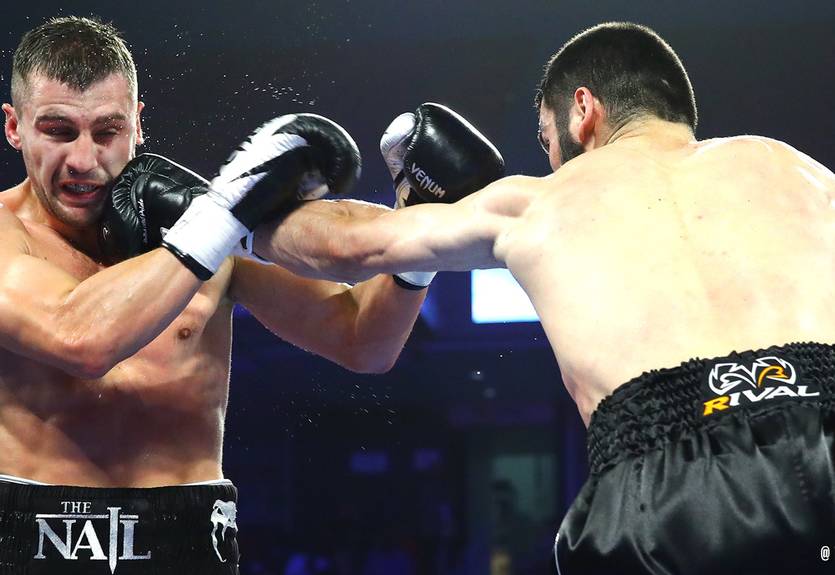 Гвоздик досрочно проиграл Бетербиеву, потеряв свой чемпионский титул