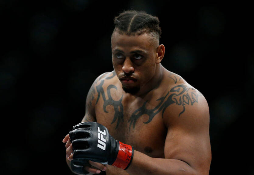 Боец UFC лишился победы из-за использования ингалятора во время боя Боец UFC лишился победы из-за использования ингалятора во время боя