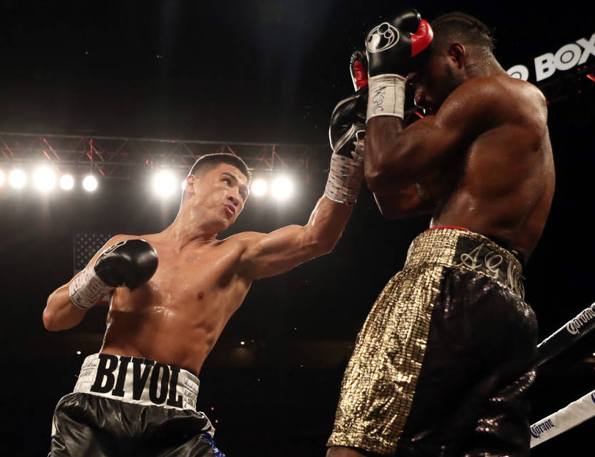 Дмитрий Бивол (слева) / Getty Images