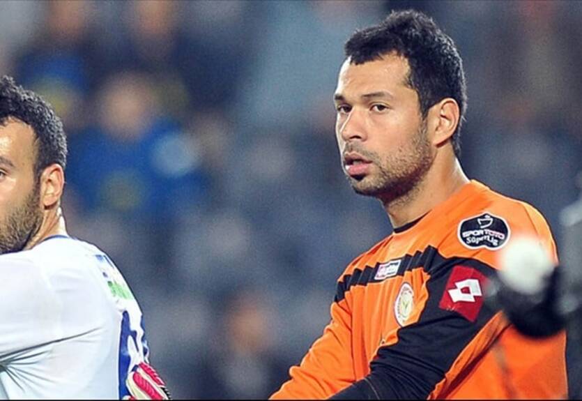 Вратарь Коньяспора получил глупейшую красную карточку на 20 секунде Вратарь Коньяспора получил глупейшую красную карточку на 20 секунде