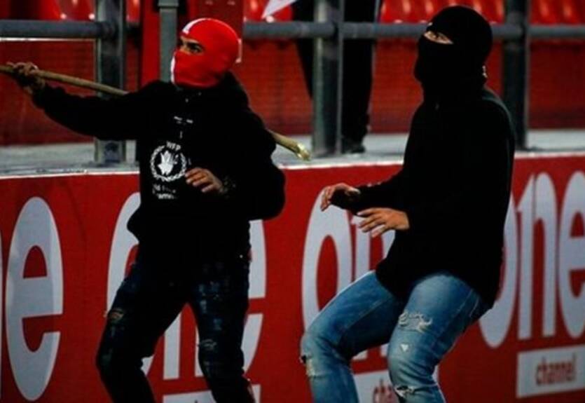 Матч Олимпиакоса и Баварии в Юношеской лиге УЕФА прервали хулиганы