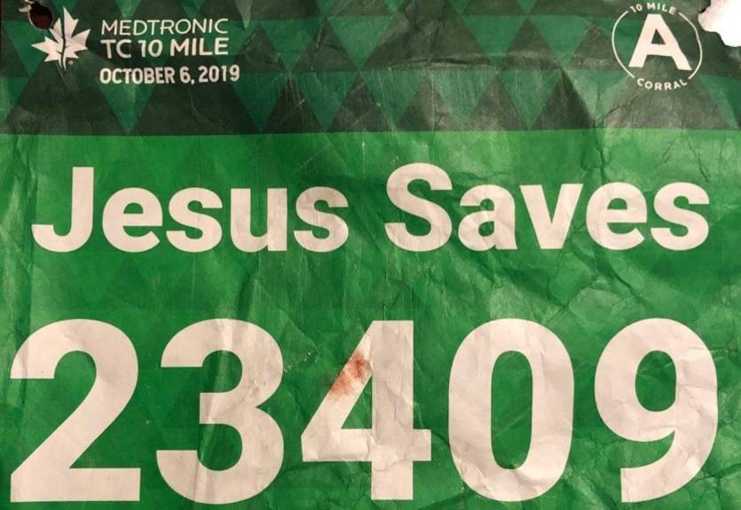 Бегуна с надписью на номере "Иисус спасает" спас от смерти атлет по имени Иисус