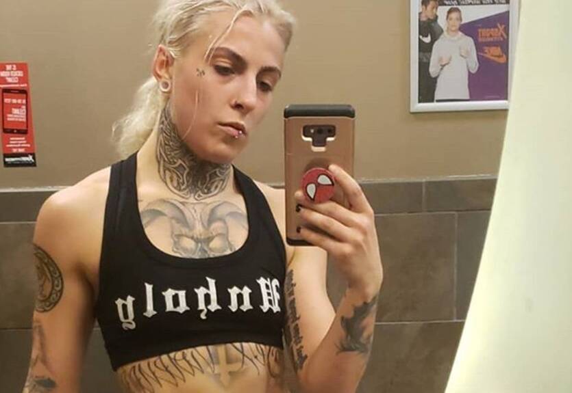 Звезда фильмов для взрослых дебютирует в ММА