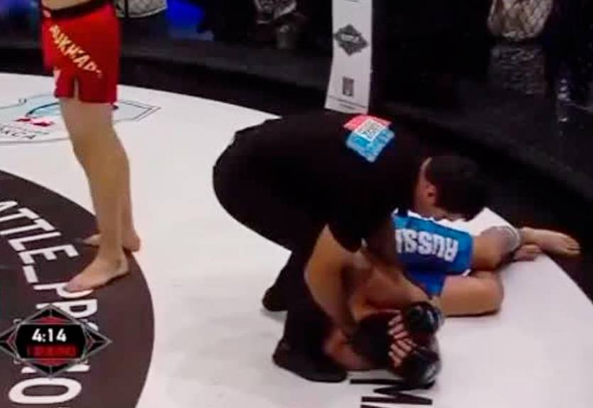 Украинского бойца ММА "выключили" одним ударом ноги в падении