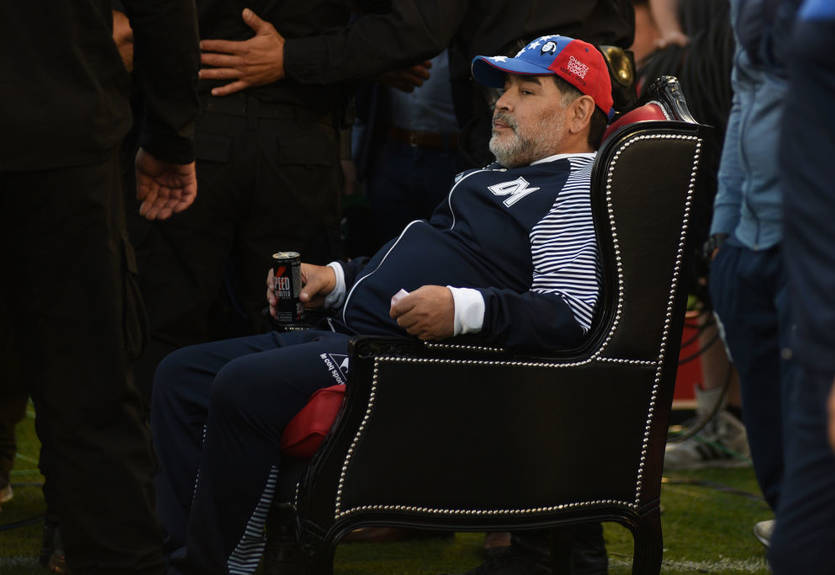 Марадона во время матча управлял командой, сидя на шикарном троне на поле Марадона во время матча управлял командой, сидя на шикарном троне на поле