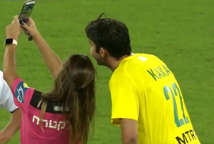 Девушка-арбитр делает селфи с Рикардо Кака