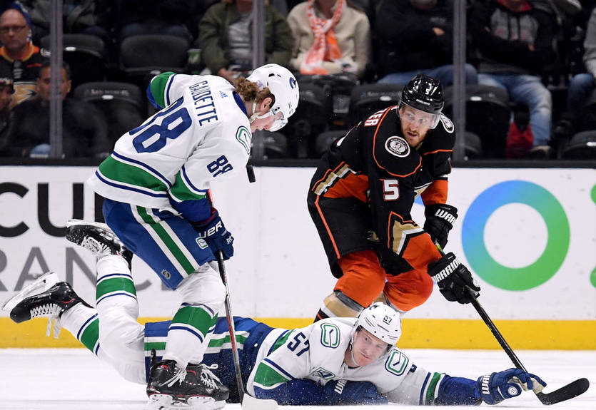 НХЛ: Ванкувер в овертайме проиграл Анахайму, Вашингтон разгромил Баффало НХЛ: Ванкувер в овертайме проиграл Анахайму, Вашингтон разгромил Баффало