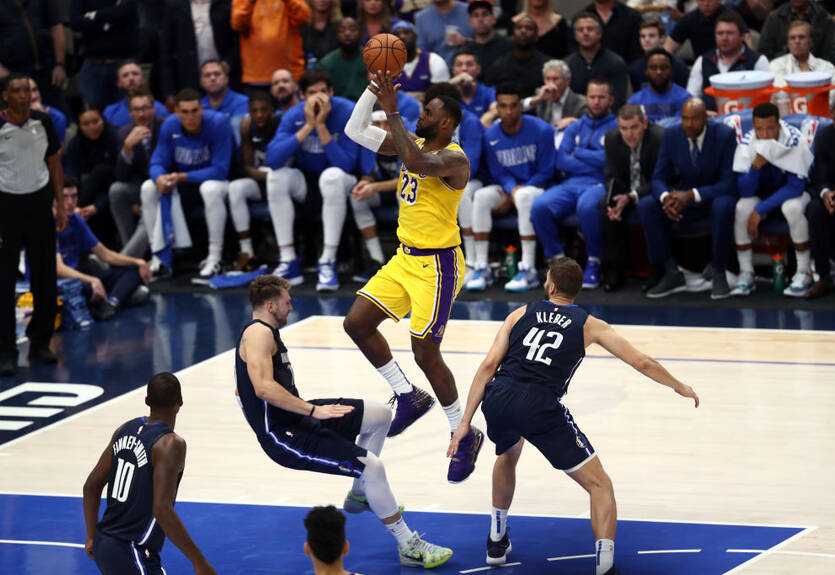 НБА: Бруклин обыграл Хьюстон, Лейкерс в овертайме победили Даллас