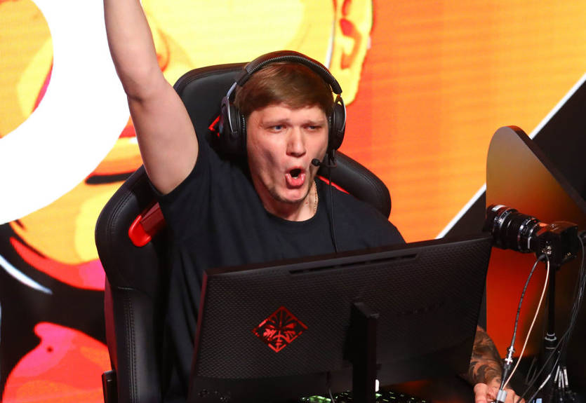 s1mple получил в подарок от Каземиро футболку с автографами игроков Реала