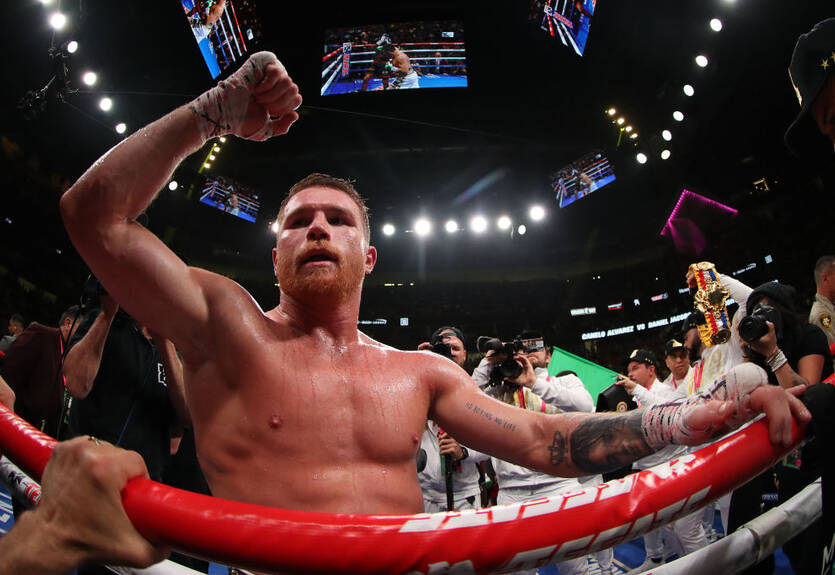 Сауль Альварес стал вторым в истории, кто владеет поясами в трех дивизионах одновременно