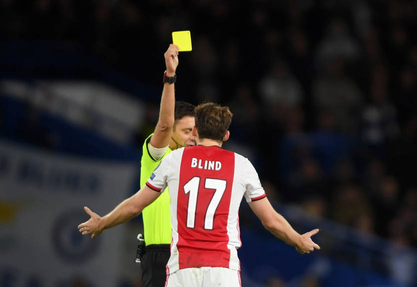 Арбитр безжалостно удалил защитников Аякса