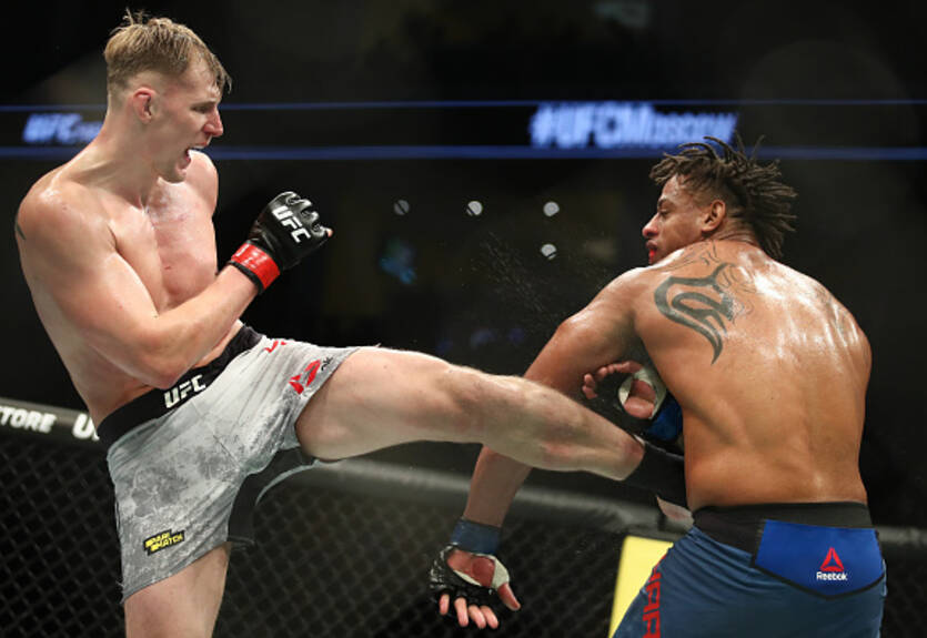 Волков одолел Харди на турнире UFC в Москве