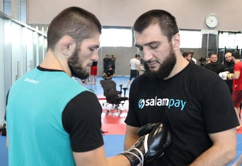 Мужчины проходят испытания достойно: Хабиб утешил своего брата после неудачного дебюта в UFC