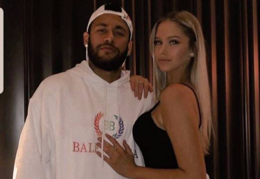 Неймар "затусил" с моделью в Барселоне в день игры ПСЖ Неймар "затусил" с моделью в Барселоне в день игры ПСЖ