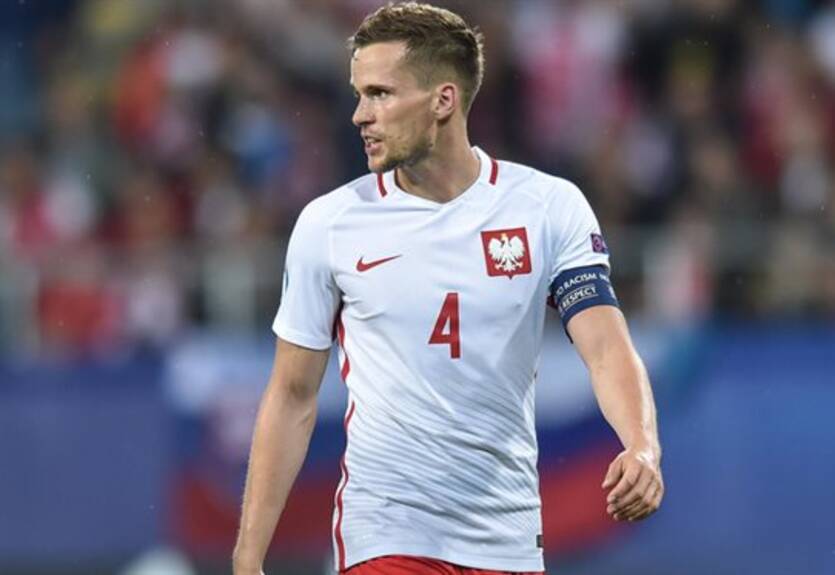 Стюард завалил и травмировал Кендзеру, погнавшись за выбежавшим на поле фанатом Стюард завалил и травмировал Кендзеру, погнавшись за выбежавшим на поле фанатом