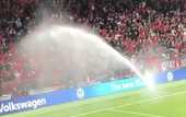 На матче отбора на Евро-2020 вместо полива газона мощная струя воды окатила фанатов На матче отбора на Евро-2020 вместо полива газона мощная струя воды окатила фанатов