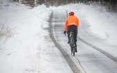 Плавно и не спеша: как ездить по снегу и льду на велосипеде