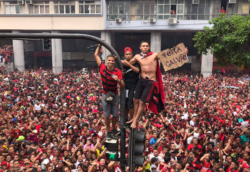 Фееричное празднование чемпионства Фламенго вылилось в столкновение с полицией Фееричное празднование чемпионства Фламенго вылилось в столкновение с полицией