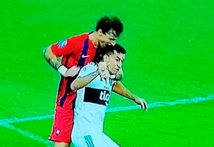 Футболист укусил соперника за голову Футболист укусил соперника за голову