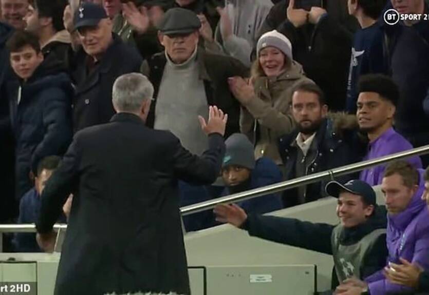 "Хотел позвать в раздевалку": Моуринью обнял и отблагодарил болбоя за помощь в голе