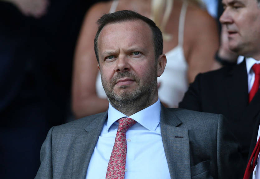 Фанат МЮ обслюнявил ухо вице-президенту клуба перед матчем с Астаной Фанат МЮ обслюнявил ухо вице-президенту клуба перед матчем с Астаной