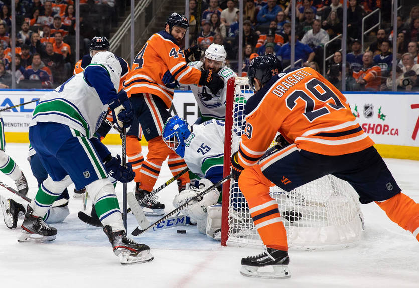 НХЛ: Ванкувер разгромил Эдмонтон, Детройт уступил Вашингтону