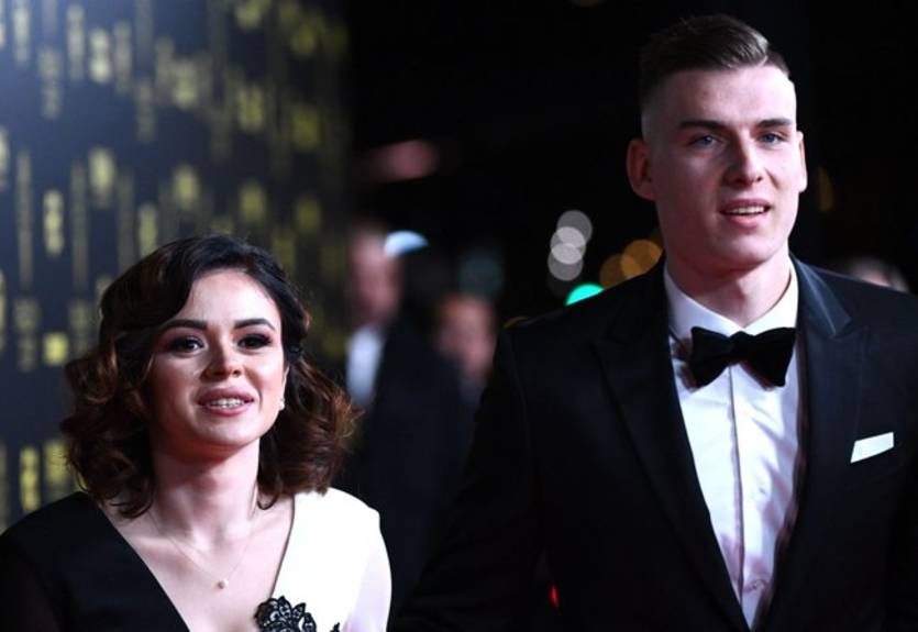 Лунин в стильном костюме с подругой посетил церемонию вручения Золотого Мяча