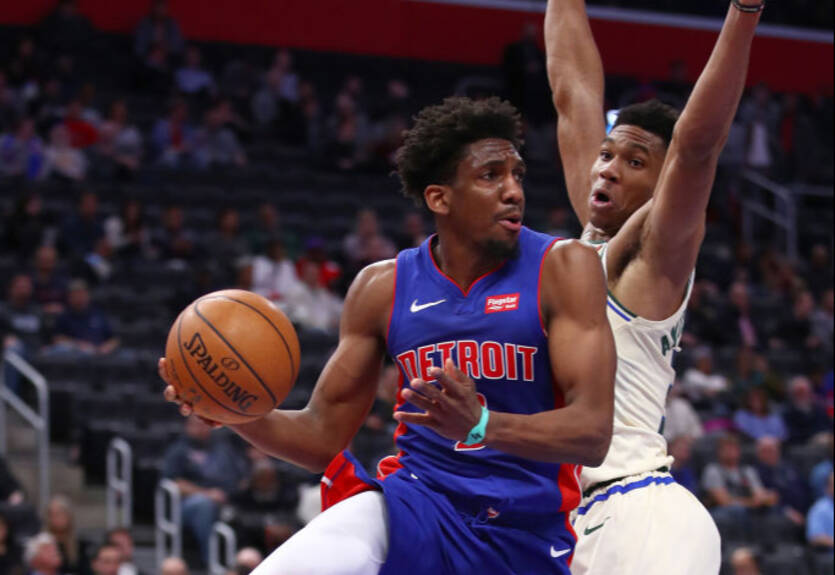 Болельщик не перестал пить пиво после того, как на него упал игрок Детройта