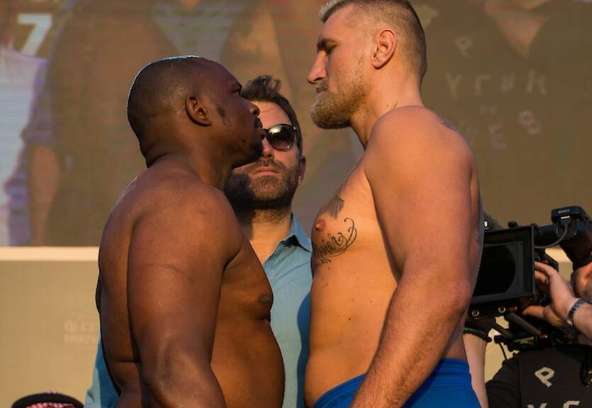 Диллиан Уайт и Вах провели дуэль взглядов перед боем Диллиан Уайт и Вах провели дуэль взглядов перед боем