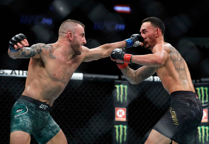 Волкановски одержал победу над Холлоуэем, став новым чемпионом UFC