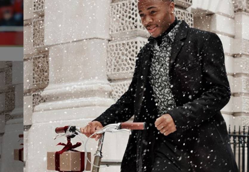 В ожидании множества мемов: Ман Сити показал Стерлинга в образе елки В ожидании множества мемов: Ман Сити показал Стерлинга в образе елки