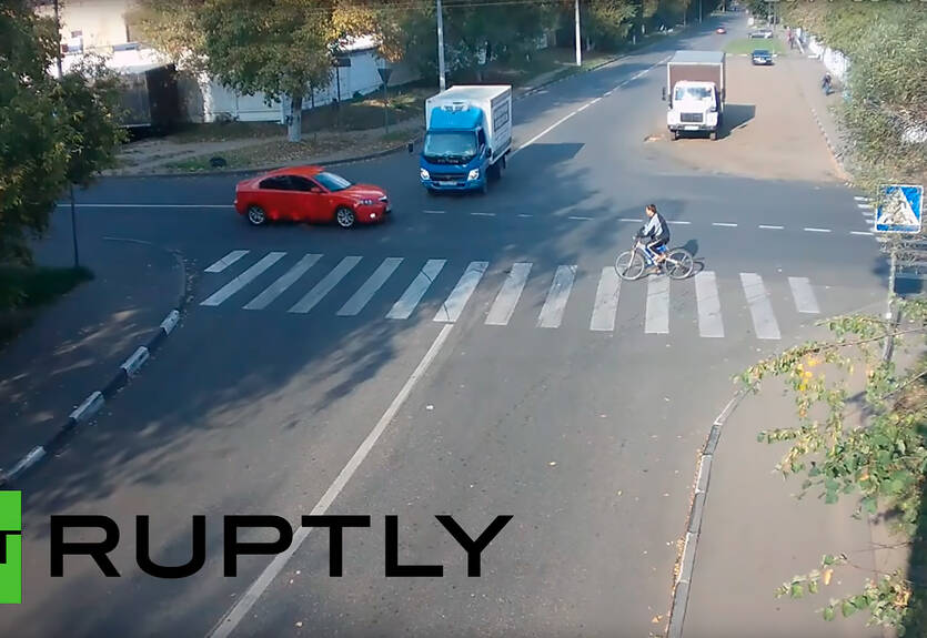 Чуть не сбили насмерть: видео про чертовски везучего велосипедиста Чуть не сбили насмерть: видео про чертовски везучего велосипедиста