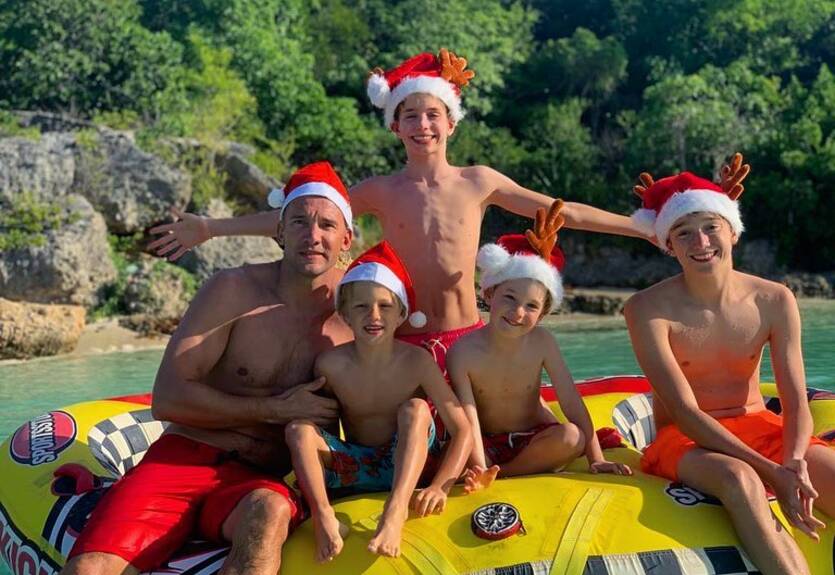 Шевченко отпраздновал Новый год с семьей в забавном виде