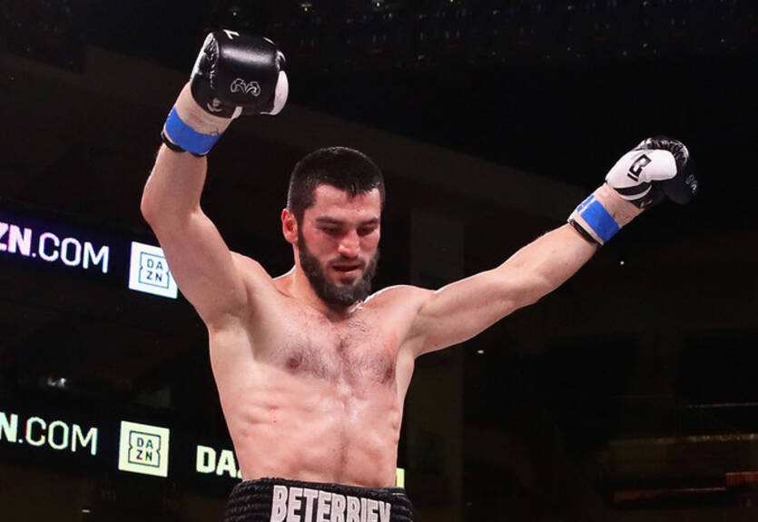 Бетербиев может отказаться от обязательной защиты и лишиться пояса