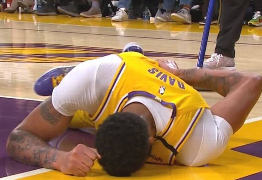 Энтони Дэвис получил жуткую травму спины, неудачно упав на паркет