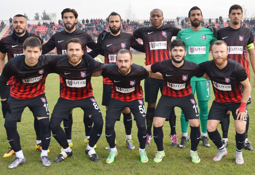 Голкипера удалили за два неправильно отбитых пенальти, после чего полевой игрок взял третий