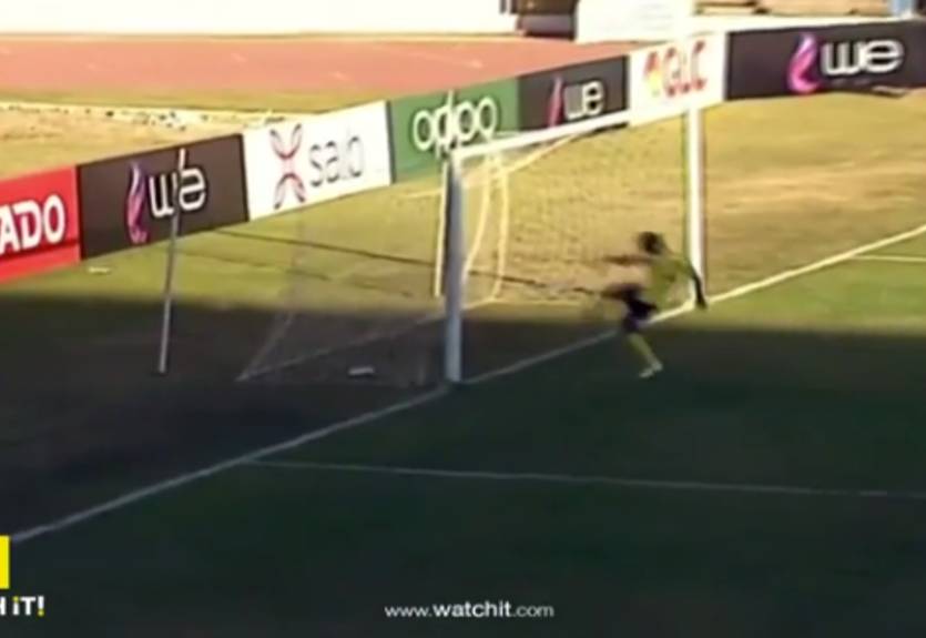 Эгоистический поступок футболиста лишил команду верного гола