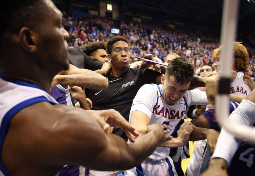 Баскетбольное дерби в NCAA закончилось массовой дракой